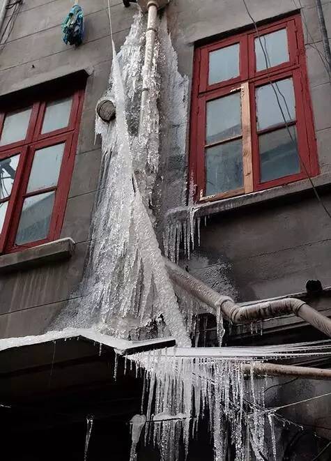 自來(lái)水保溫未使用橡塑產(chǎn)品結(jié)成冰柱